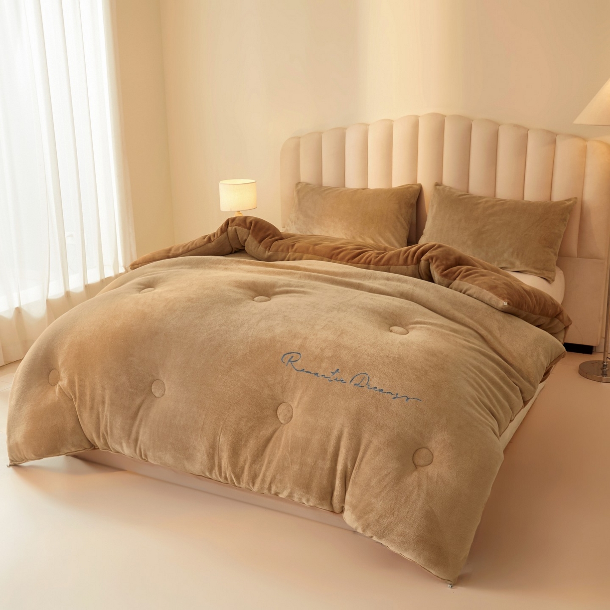 91家纺网 家纺一手货源 找家纺 （总）美梦里 2025新款拼色牛奶绒绣花冬被被子被芯