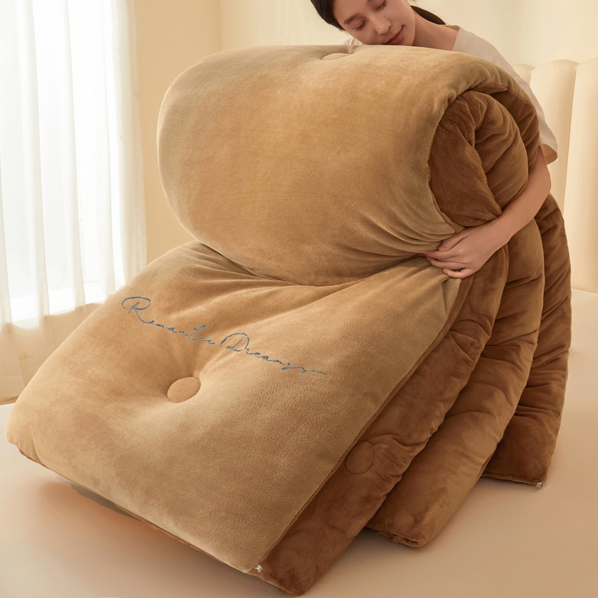 91家纺网 家纺一手货源 找家纺 （总）美梦里 2025新款拼色牛奶绒绣花冬被被子被芯