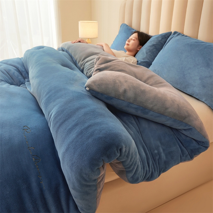 91家纺网 家纺一手货源 找家纺 美梦里 2025新款拼色牛奶绒绣花冬被被子被芯 蓝灰