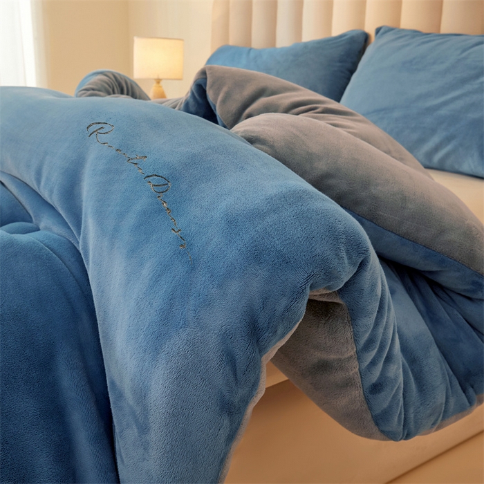 91家纺网 家纺一手货源 找家纺 美梦里 2025新款拼色牛奶绒绣花冬被被子被芯 蓝灰