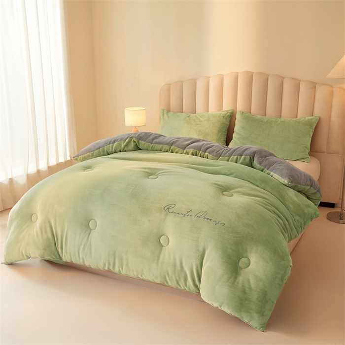 91家纺网 家纺一手货源 找家纺 美梦里 2025新款拼色牛奶绒绣花冬被被子被芯 绿灰