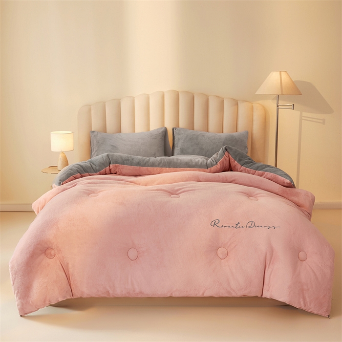 91家纺网 家纺一手货源 找家纺 美梦里 2025新款拼色牛奶绒绣花冬被被子被芯 粉灰