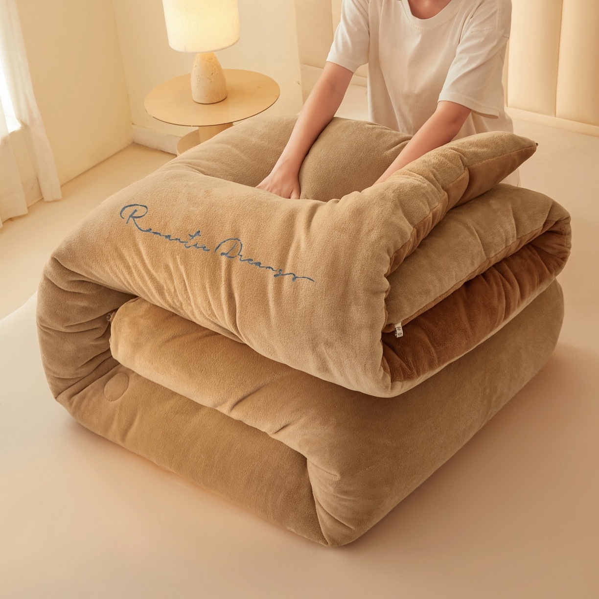 91家纺网 家纺一手货源 找家纺 （总）美梦里 2025新款拼色牛奶绒绣花冬被被子被芯