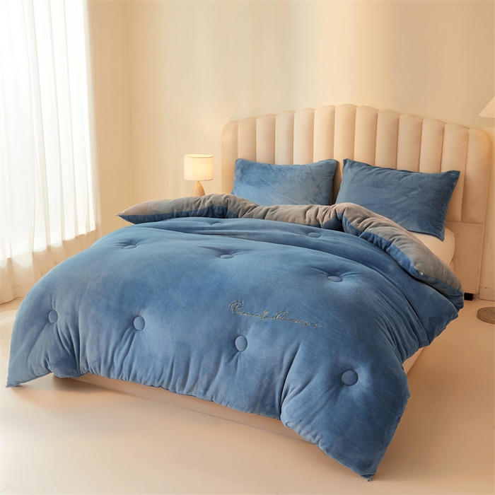 91家纺网 家纺一手货源 找家纺 美梦里 2025新款拼色牛奶绒绣花冬被被子被芯 蓝灰