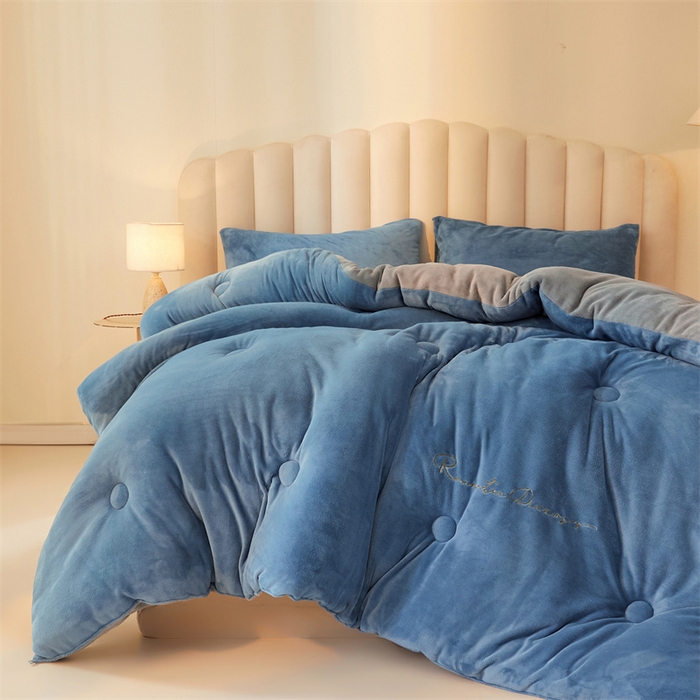 91家纺网 家纺一手货源 找家纺 美梦里 2025新款拼色牛奶绒绣花冬被被子被芯 蓝灰