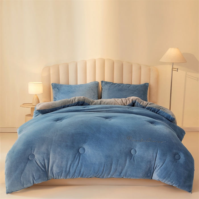 91家纺网 家纺一手货源 找家纺 美梦里 2025新款拼色牛奶绒绣花冬被被子被芯 蓝灰