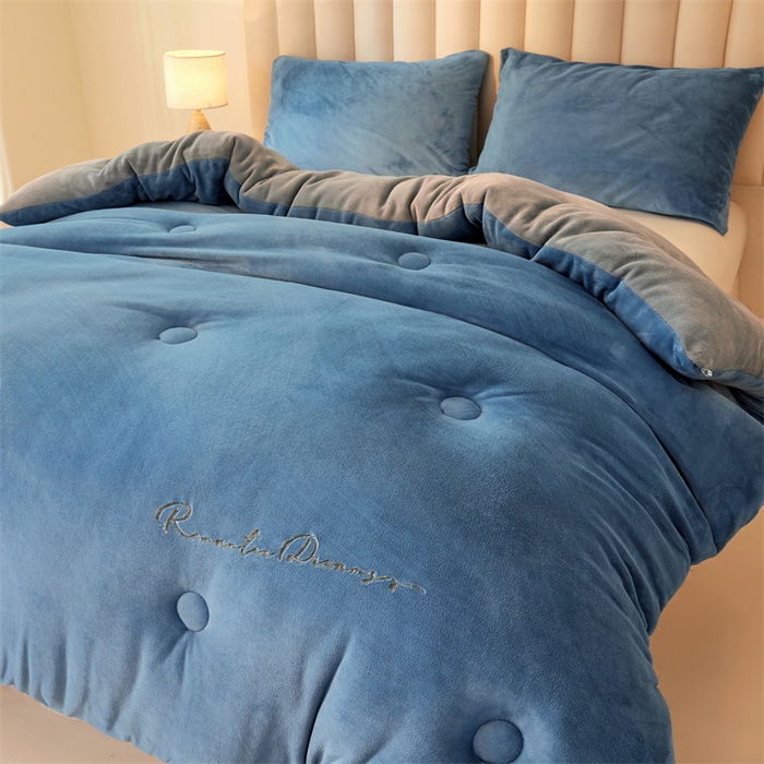 91家纺网 家纺一手货源 找家纺 美梦里 2025新款拼色牛奶绒绣花冬被被子被芯 蓝灰