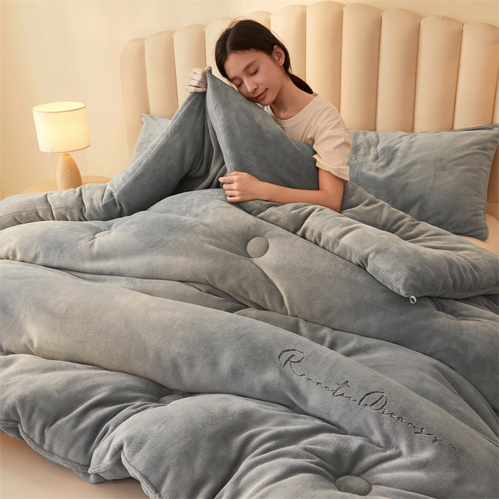 91家纺网 家纺一手货源 找家纺 美梦里 2025新款拼色牛奶绒绣花冬被被子被芯 灰色