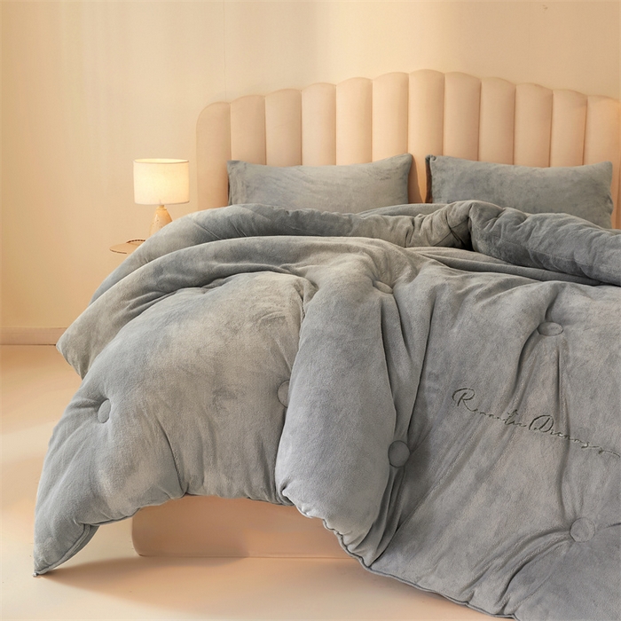 91家纺网 家纺一手货源 找家纺 美梦里 2025新款拼色牛奶绒绣花冬被被子被芯 灰色