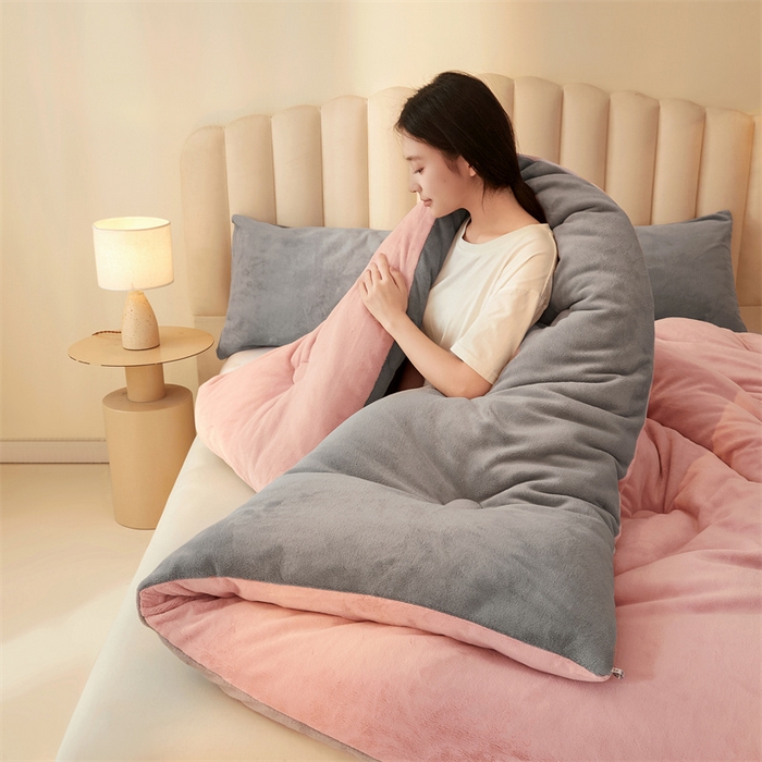 91家纺网 家纺一手货源 找家纺 美梦里 2025新款拼色牛奶绒绣花冬被被子被芯 粉灰