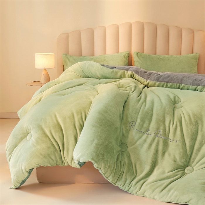 91家纺网 家纺一手货源 找家纺 美梦里 2025新款拼色牛奶绒绣花冬被被子被芯 绿灰