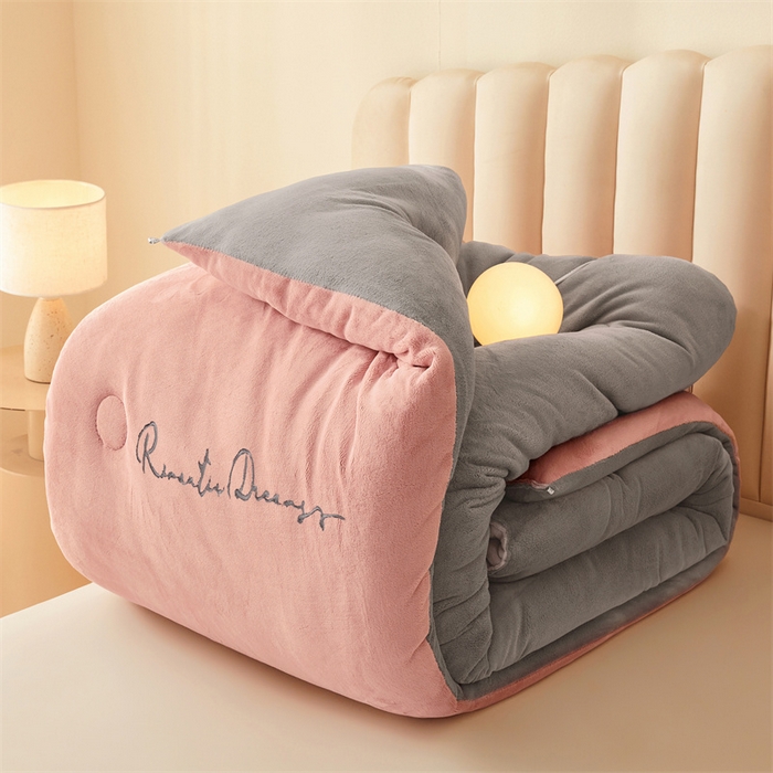 91家纺网 家纺一手货源 找家纺 美梦里 2025新款拼色牛奶绒绣花冬被被子被芯 粉灰