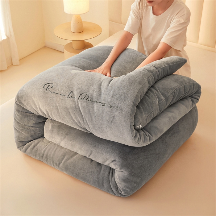 91家纺网 家纺一手货源 找家纺 美梦里 2025新款拼色牛奶绒绣花冬被被子被芯 灰色