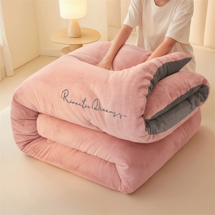 91家纺网 家纺一手货源 找家纺 美梦里 2025新款拼色牛奶绒绣花冬被被子被芯 粉灰