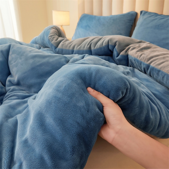 91家纺网 家纺一手货源 找家纺 美梦里 2025新款拼色牛奶绒绣花冬被被子被芯 蓝灰