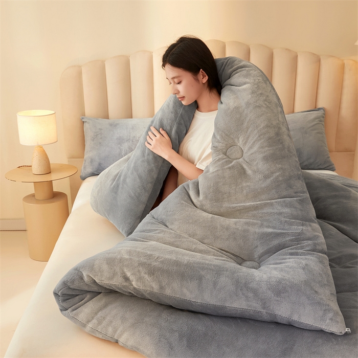 91家纺网 家纺一手货源 找家纺 美梦里 2025新款拼色牛奶绒绣花冬被被子被芯 灰色