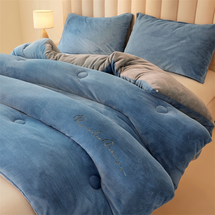 91家纺网 家纺一手货源 找家纺 美梦里 2025新款拼色牛奶绒绣花冬被被子被芯 蓝灰