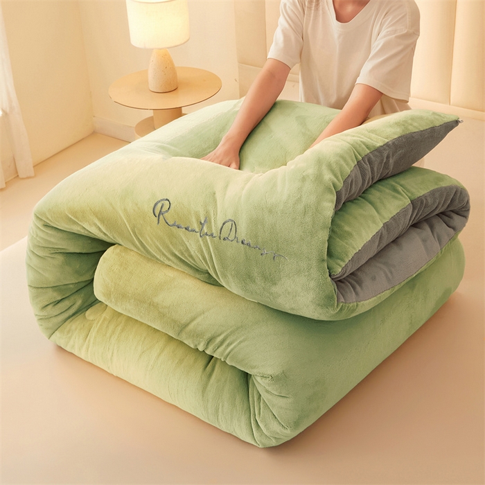 91家纺网 家纺一手货源 找家纺 美梦里 2025新款拼色牛奶绒绣花冬被被子被芯 绿灰