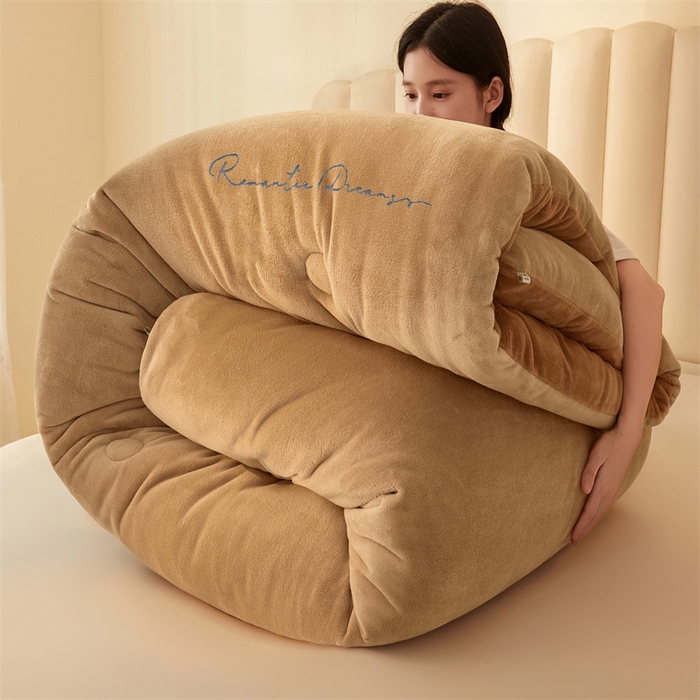 91家纺网 家纺一手货源 找家纺 美梦里 2025新款拼色牛奶绒绣花冬被被子被芯 抱拍