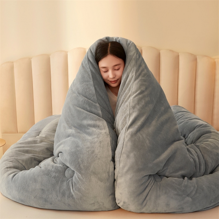 91家纺网 家纺一手货源 找家纺 美梦里 2025新款拼色牛奶绒绣花冬被被子被芯 灰色