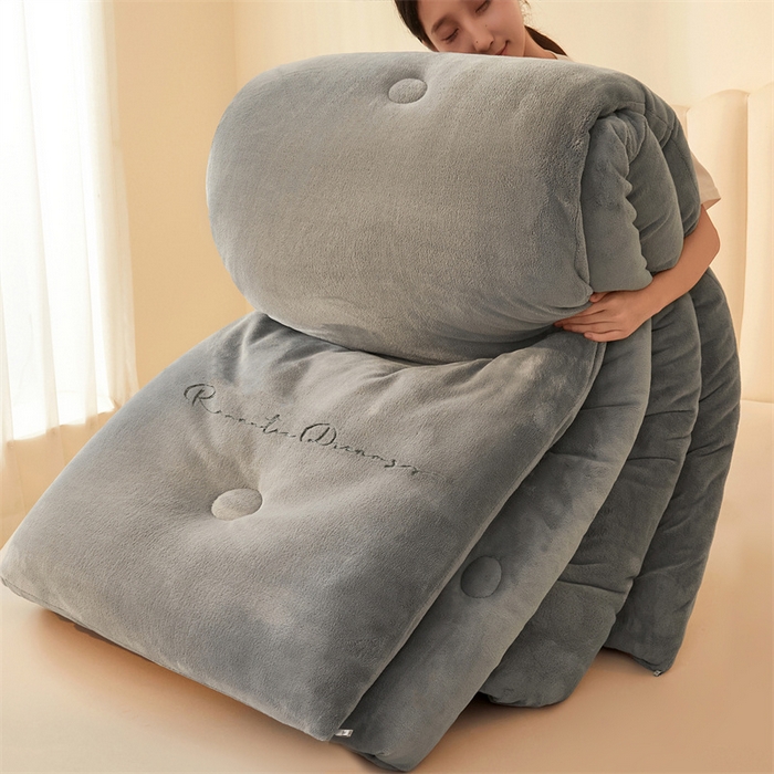 91家纺网 家纺一手货源 找家纺 美梦里 2025新款拼色牛奶绒绣花冬被被子被芯 灰色