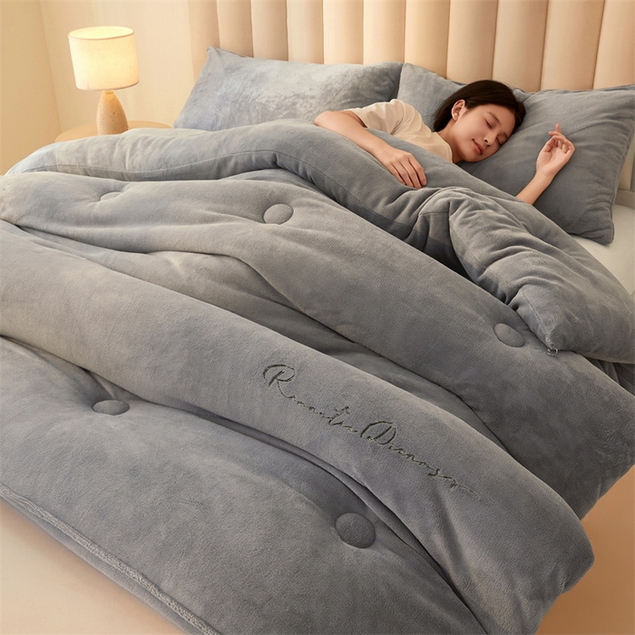 91家纺网 家纺一手货源 找家纺 美梦里 2025新款拼色牛奶绒绣花冬被被子被芯 灰色