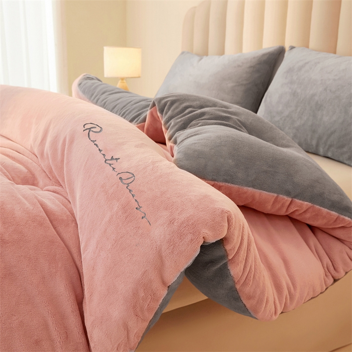 91家纺网 家纺一手货源 找家纺 美梦里 2025新款拼色牛奶绒绣花冬被被子被芯 粉灰