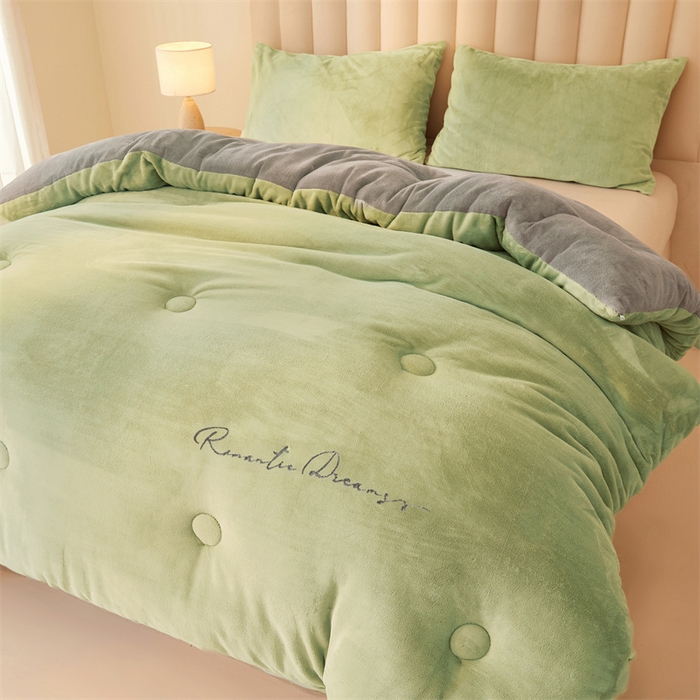 91家纺网 家纺一手货源 找家纺 美梦里 2025新款拼色牛奶绒绣花冬被被子被芯 绿灰