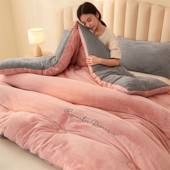 91家纺网 家纺一手货源 找家纺 美梦里 2025新款拼色牛奶绒绣花冬被被子被芯 粉灰