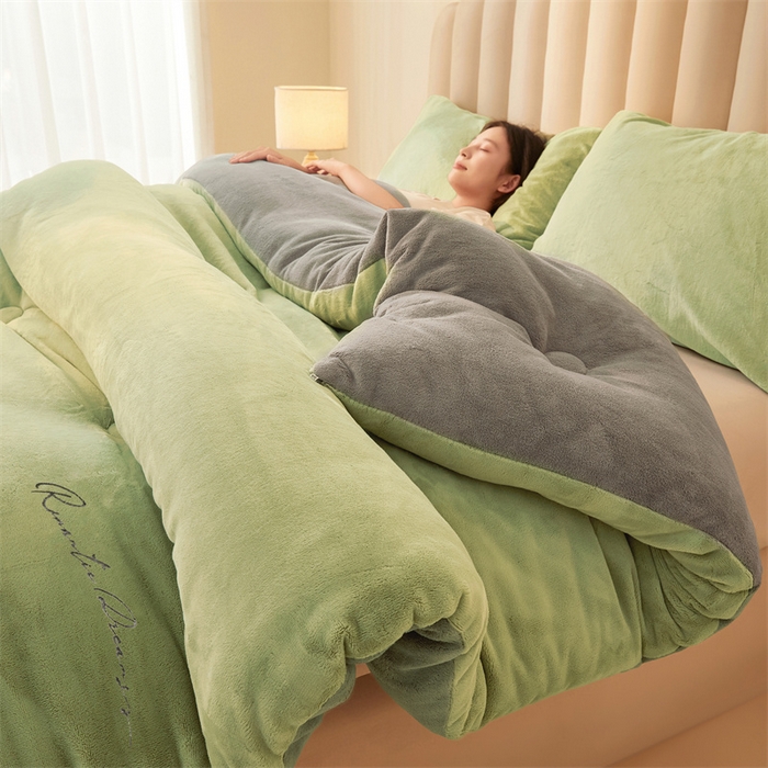 91家纺网 家纺一手货源 找家纺 美梦里 2025新款拼色牛奶绒绣花冬被被子被芯 绿灰