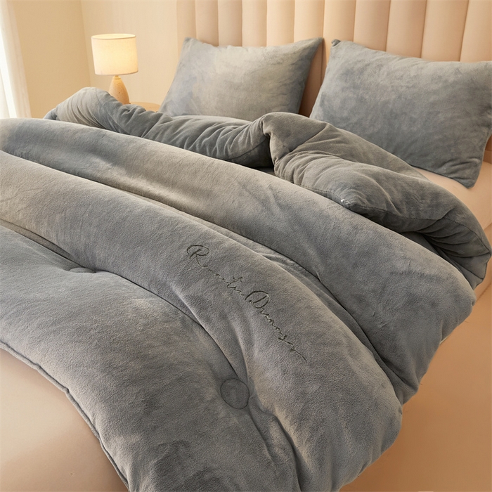 91家纺网 家纺一手货源 找家纺 美梦里 2025新款拼色牛奶绒绣花冬被被子被芯 灰色