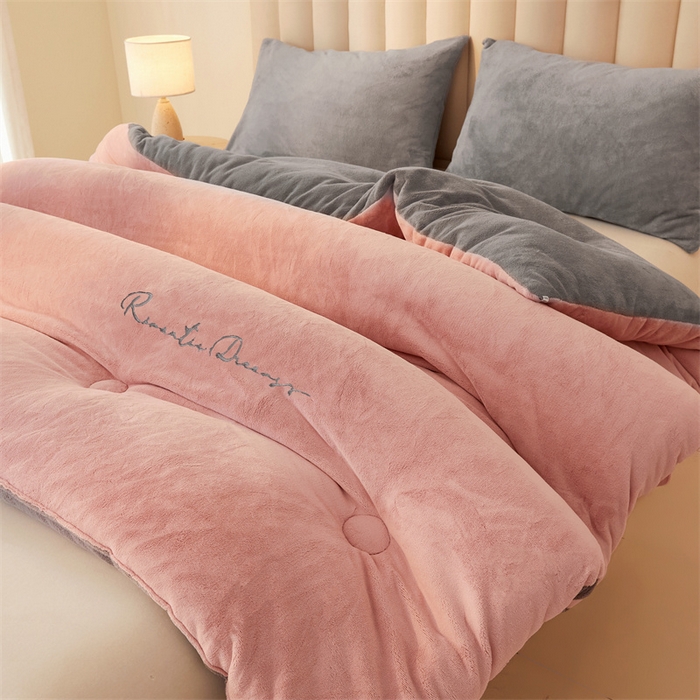 91家纺网 家纺一手货源 找家纺 美梦里 2025新款拼色牛奶绒绣花冬被被子被芯 粉灰