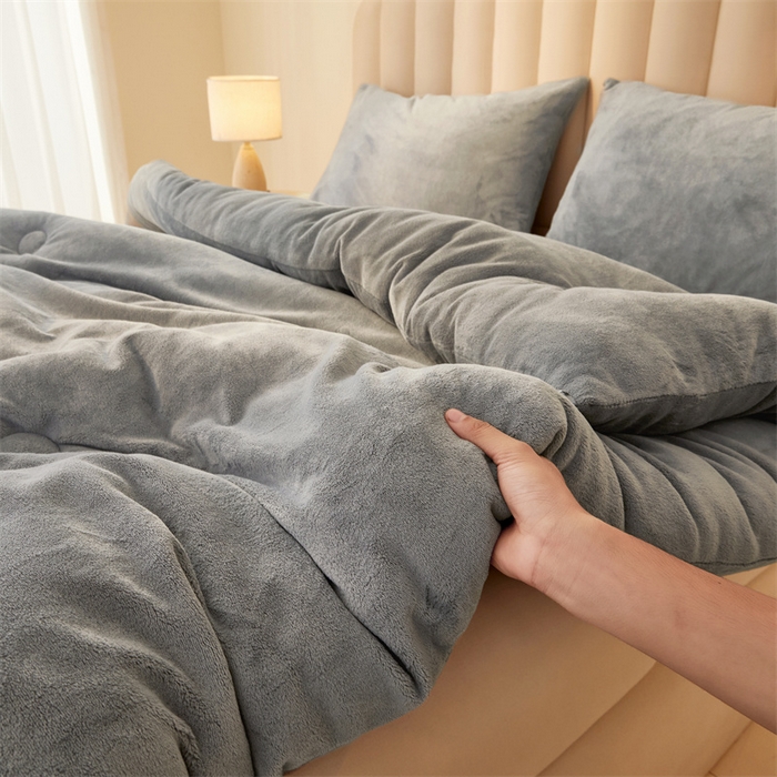 91家纺网 家纺一手货源 找家纺 美梦里 2025新款拼色牛奶绒绣花冬被被子被芯 灰色