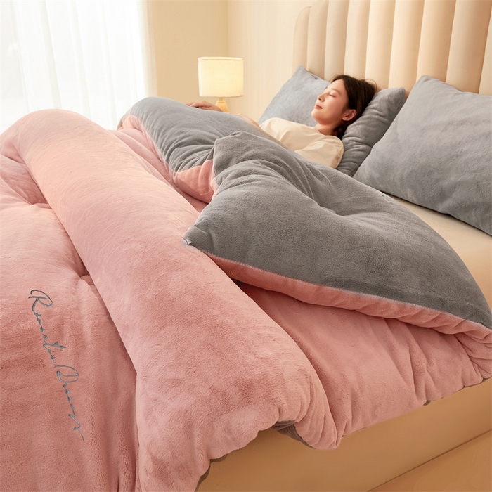 91家纺网 家纺一手货源 找家纺 美梦里 2025新款拼色牛奶绒绣花冬被被子被芯 粉灰