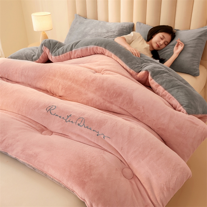 91家纺网 家纺一手货源 找家纺 美梦里 2025新款拼色牛奶绒绣花冬被被子被芯 粉灰