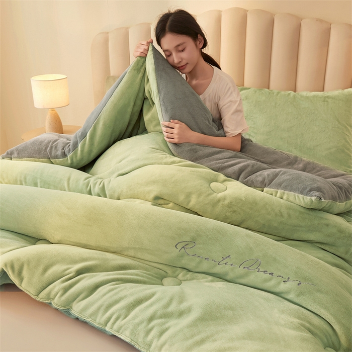 91家纺网 家纺一手货源 找家纺 美梦里 2025新款拼色牛奶绒绣花冬被被子被芯 绿灰