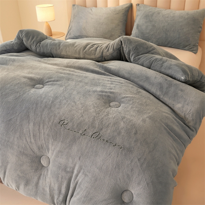 91家纺网 家纺一手货源 找家纺 美梦里 2025新款拼色牛奶绒绣花冬被被子被芯 灰色