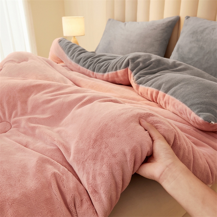 91家纺网 家纺一手货源 找家纺 美梦里 2025新款拼色牛奶绒绣花冬被被子被芯 粉灰