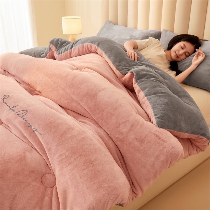 91家纺网 家纺一手货源 找家纺 美梦里 2025新款拼色牛奶绒绣花冬被被子被芯 粉灰