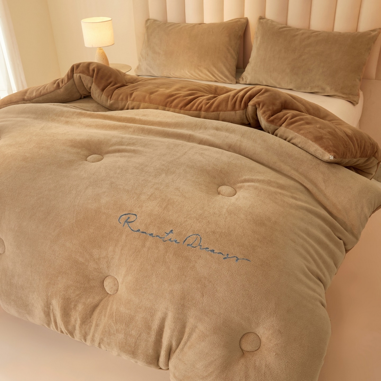 91家纺网 家纺一手货源 找家纺 （总）美梦里 2025新款拼色牛奶绒绣花冬被被子被芯