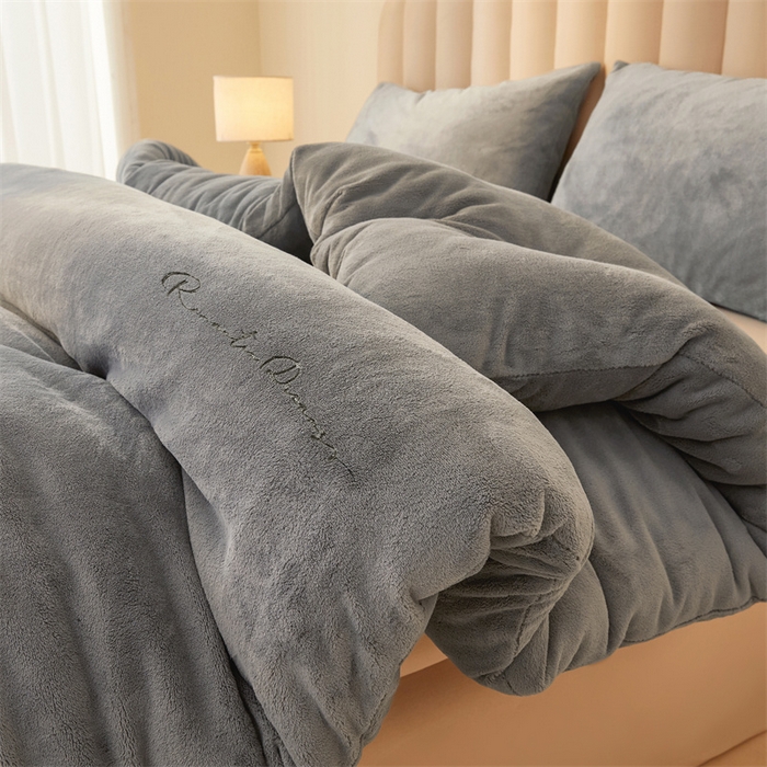 91家纺网 家纺一手货源 找家纺 美梦里 2025新款拼色牛奶绒绣花冬被被子被芯 灰色