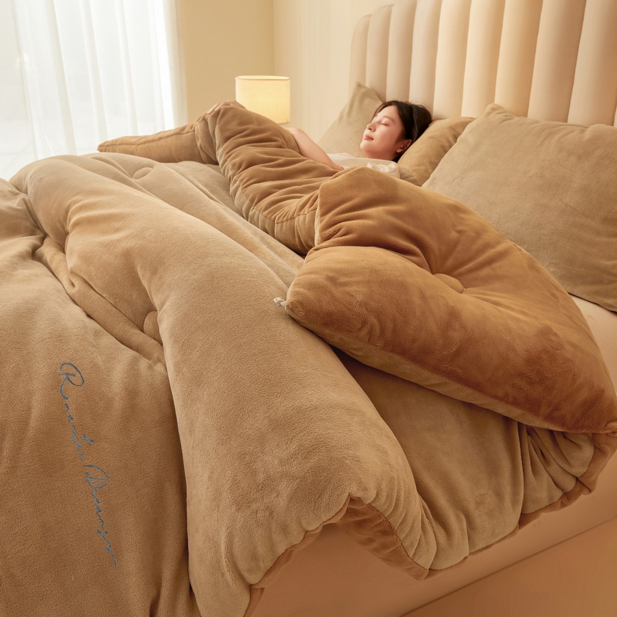 91家纺网 家纺一手货源 找家纺 美梦里 2025新款拼色牛奶绒绣花冬被被子被芯 咖色