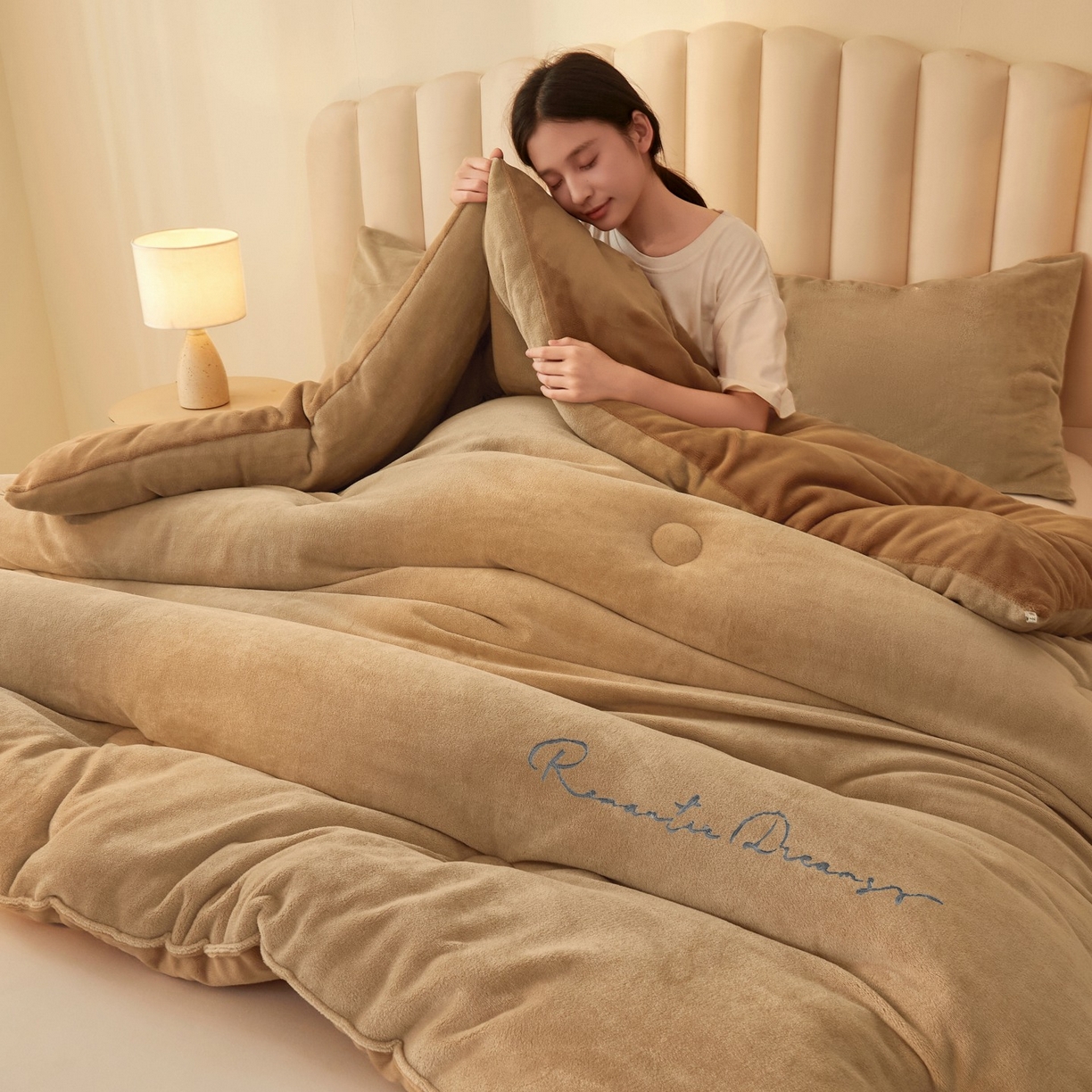 91家纺网 家纺一手货源 找家纺 美梦里 2025新款拼色牛奶绒绣花冬被被子被芯 咖色