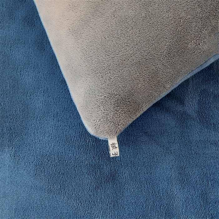 91家纺网 家纺一手货源 找家纺 美梦里 2025新款拼色牛奶绒绣花冬被被子被芯 蓝灰