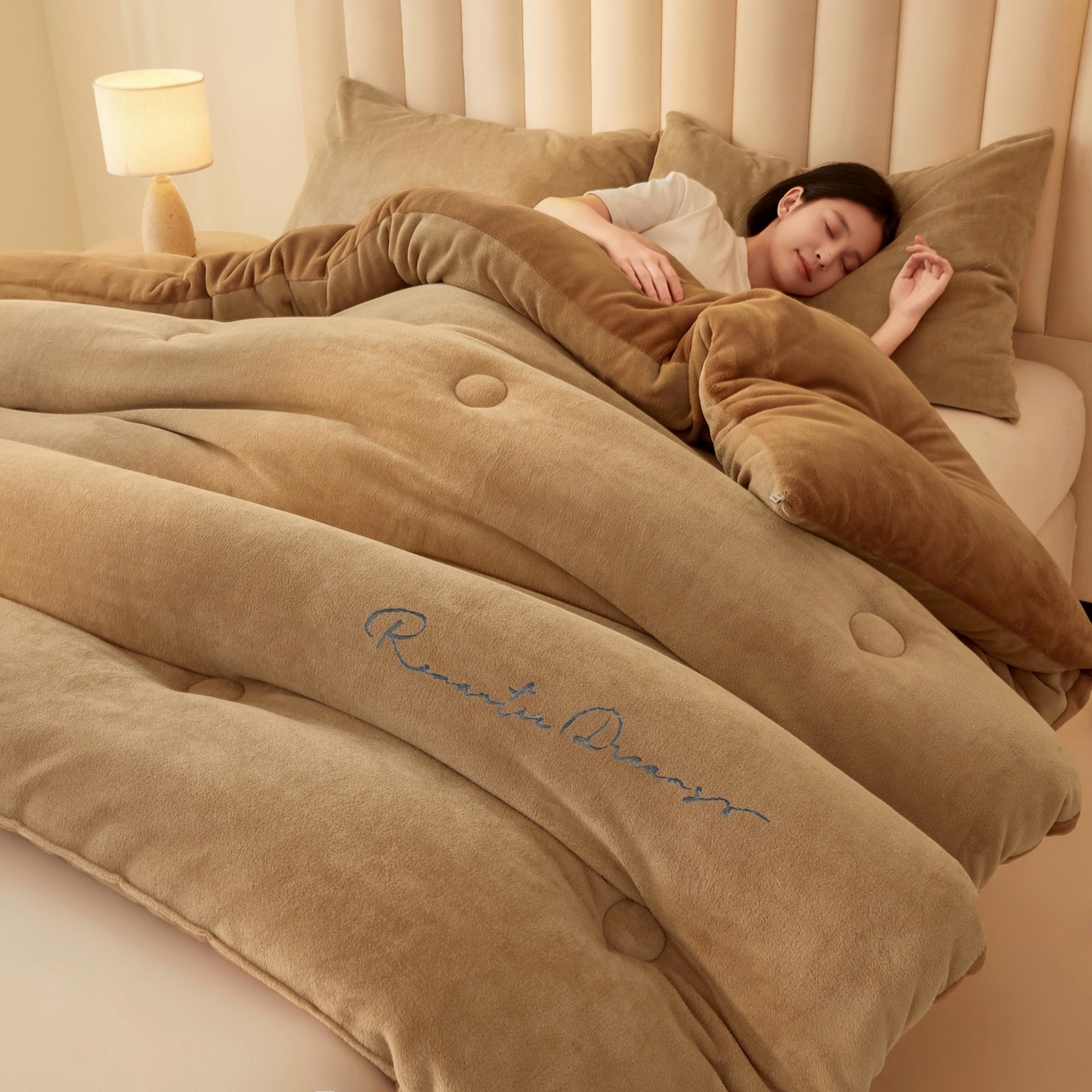 91家纺网 家纺一手货源 找家纺 美梦里 2025新款拼色牛奶绒绣花冬被被子被芯 咖色