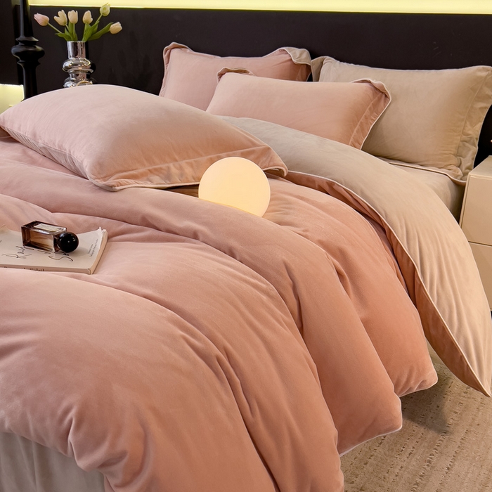 91家纺网 家纺一手货源 找家纺 席世家 2025新款婴儿绒简约款四件套 豆粉拼香槟