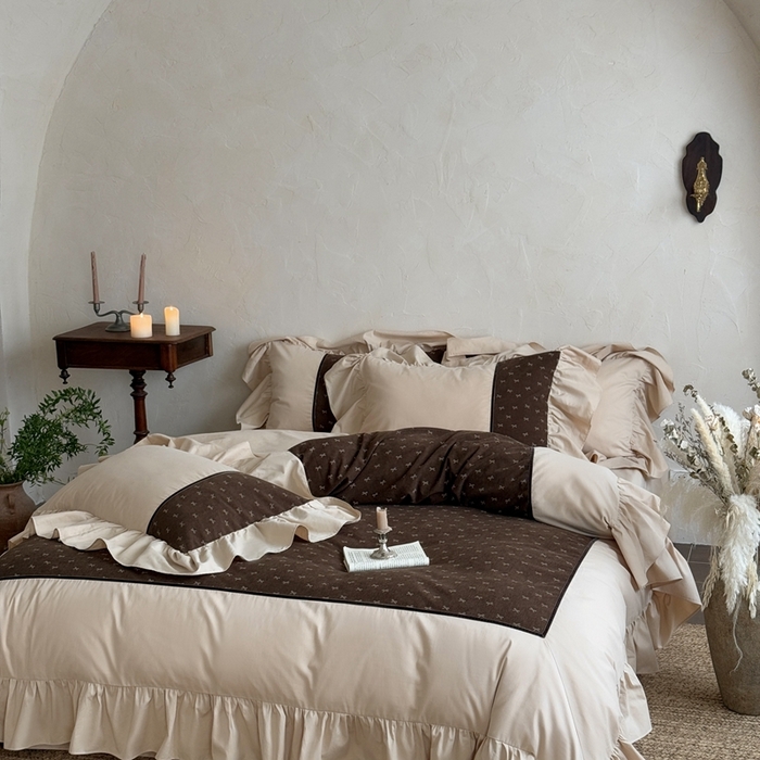 91家纺网 家纺一手货源 找家纺 （总）多乐娜 2025新款法式浪漫长绒棉纯棉陶瓷磨毛大拼角拼接花边工艺款磨毛·枫糖拿铁（会员-20）控价378/398起（券后！！）务必控价谢谢配合