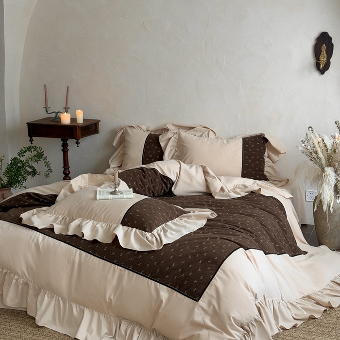 91家纺网 家纺一手货源 找家纺 （总）多乐娜 2025新款法式浪漫长绒棉纯棉陶瓷磨毛大拼角拼接花边工艺款磨毛·枫糖拿铁（会员-20）控价378/398起（券后！！）务必控价谢谢配合