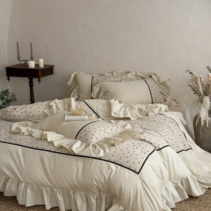 91家纺网 家纺一手货源 找家纺 多乐娜 2025新款法式浪漫长绒棉纯棉陶瓷磨毛大拼角拼接花边工艺款磨毛·枫糖拿铁（会员-20）控价378/398起（券后！！）务必控价谢谢配合 枫糖拿铁-米色