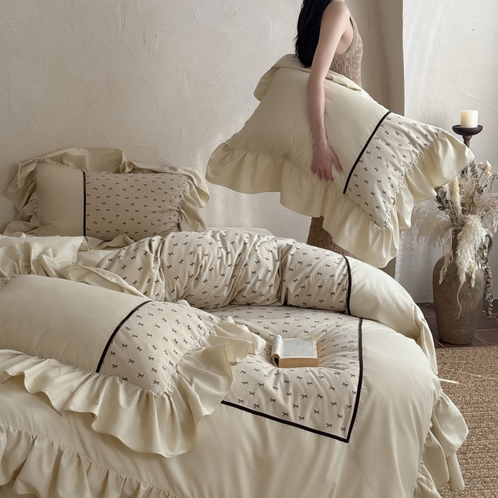 91家纺网 家纺一手货源 找家纺 多乐娜 2025新款法式浪漫长绒棉纯棉陶瓷磨毛大拼角拼接花边工艺款磨毛·枫糖拿铁（会员-20）控价378/398起（券后！！）务必控价谢谢配合 枫糖拿铁-米色